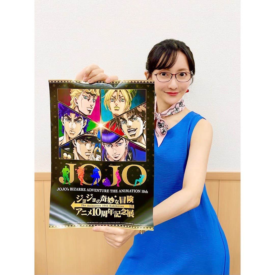 松澤千晶のインスタグラム：「ジョジョアニメ展いろいろ🤚🏻  先日お仕事で行きましたが、お写真を撮り過ぎてよくわからなくなっていたのでまとめました。笑  私は2部が大好きですが、全は一、一は全と言いますか…全て繋がってゆくのがその血の運命で、結局、全部好きなのかなと。  原作が素晴らしいのは大前提で、アニメーションは色と音と質感、そこに濃密濃厚なキャスト陣。  作中のオブジェや、設定画から資料から制作の裏話まで、10年分の人間讃歌がここにありました。  真面目な話、1日かけても見尽くせません。  最後は、ジョナサン・ジョースターの興津和幸さんと空条徐倫のファイルーズあいちゃんと。  このあとめちゃくちゃオラオラしました。  #jojosbizarreadventure  #ジョジョの奇妙な冒険  #ジョジョアニメ10周年  #興津和幸 さん #ファイルーズあい さん」