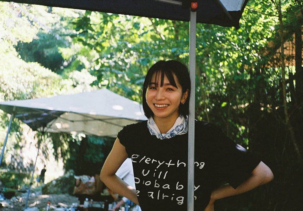 傳谷英里香のインスタグラム：「. いつかの川🌿大変楽しそうで。 袖あげるなら両方あげてほしいものです🫠 ⁡ 2枚目は、物凄くカッコよく飛んだつもりが ただのクセすごジャンプになりました。 身体から手が貫通してるのは 私の躍動感によるもので、 ホラー写真ではないのでお気になさらず🔸」