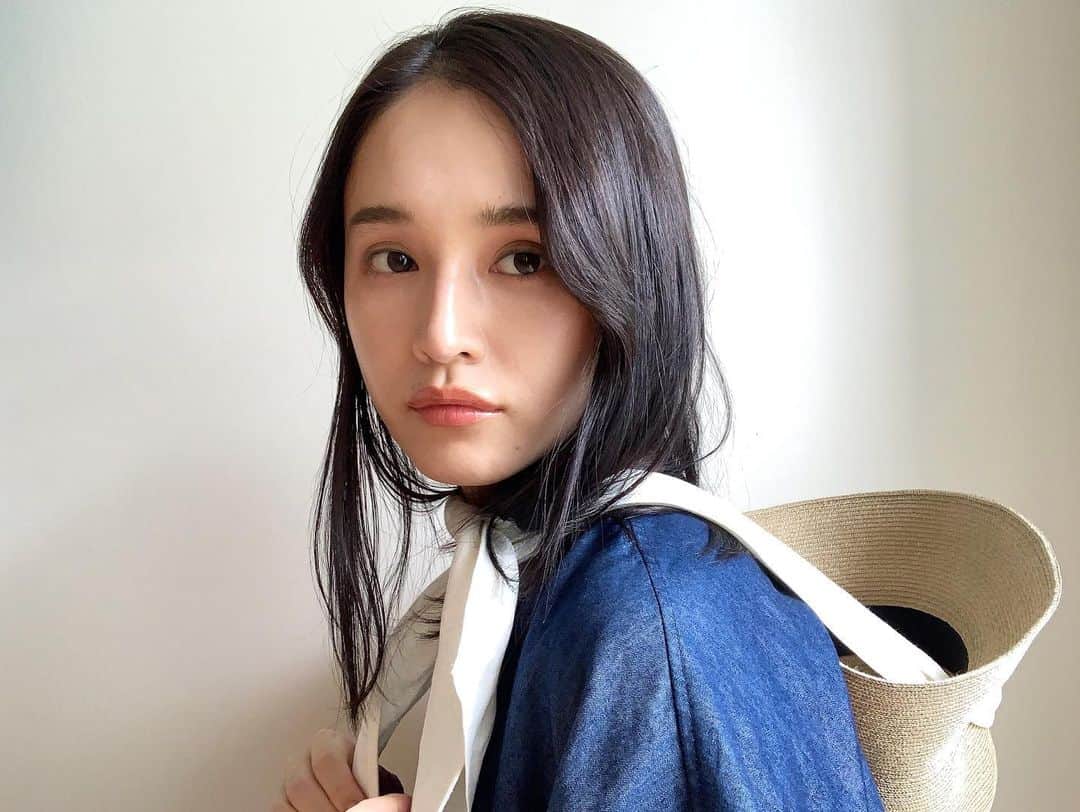 のインスタグラム：「クシャッと畳めて、日除けもしっかりできて、被りたくない時は首にかけられる帽子が欲しくて @sheer_com の帽子を買ってみました  今日みたいな風の強い日は、オシャレ紐が本来の役目をしっかり果たして暴風からも守ってくれました🤝  明日は皆さん台風気をつけてね！」