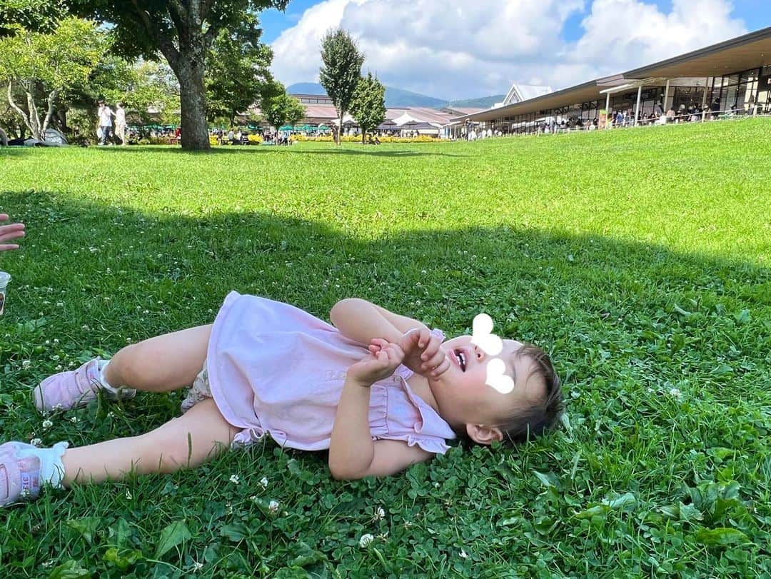 阿部優貴子さんのインスタグラム写真 - (阿部優貴子Instagram)「ふらっと夏の軽井沢🌱 元気すぎる我が娘は、 全身で芝生を楽しんでた👧🏻  #karuizawa #一歳5ヶ月」8月12日 21時31分 - abe_yuki94