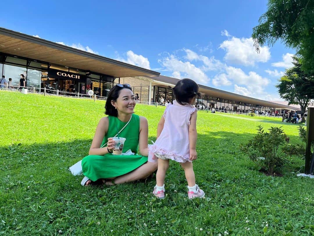 阿部優貴子さんのインスタグラム写真 - (阿部優貴子Instagram)「ふらっと夏の軽井沢🌱 元気すぎる我が娘は、 全身で芝生を楽しんでた👧🏻  #karuizawa #一歳5ヶ月」8月12日 21時31分 - abe_yuki94