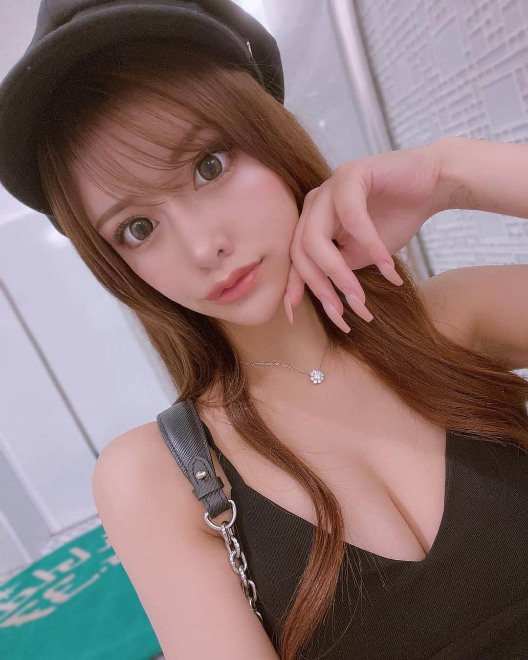 神ルカのインスタグラム：「パンケーキの待ち時間に撮ったヨ ともだちの肩かしてもらいやした」