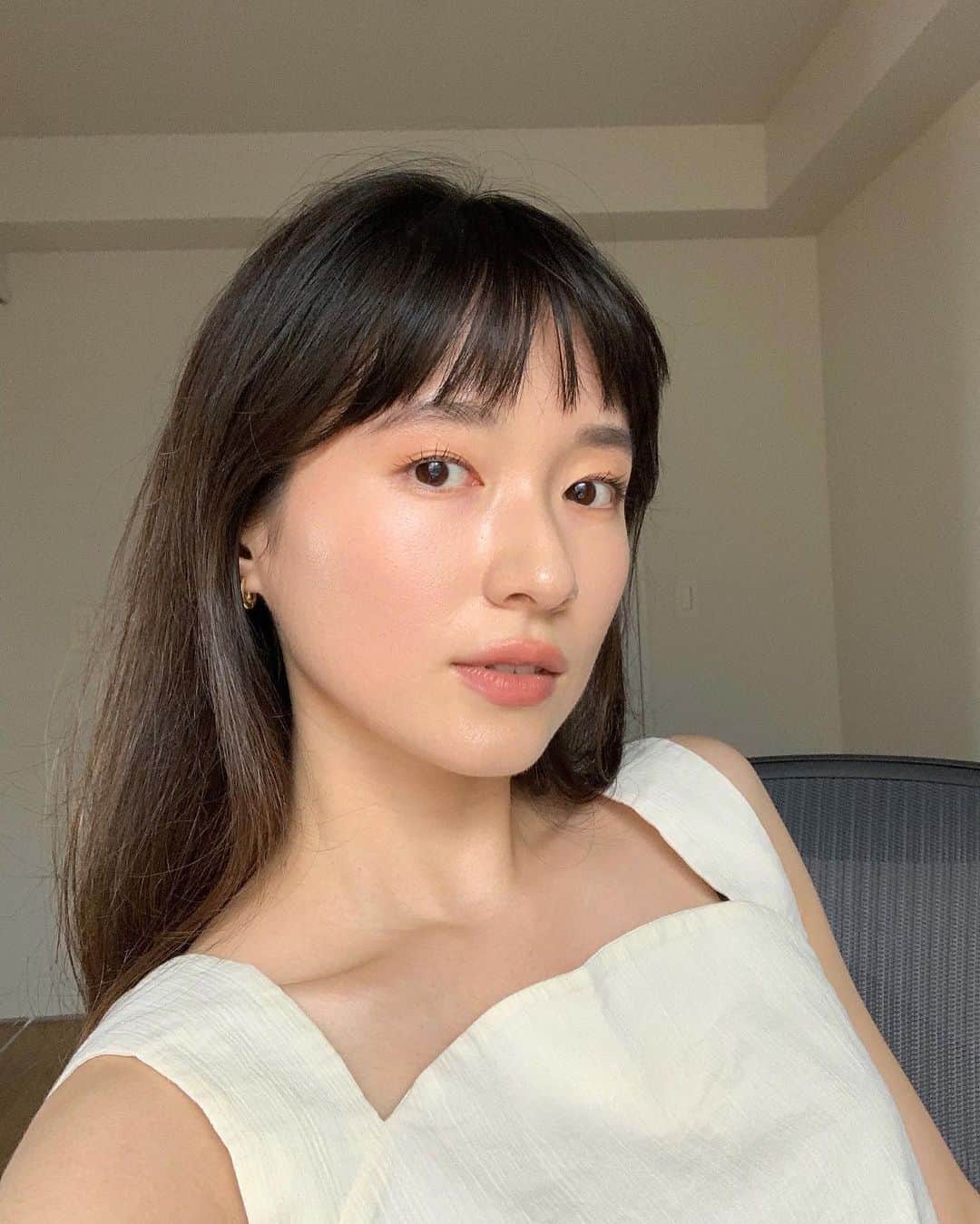 吉竹美聡のインスタグラム：「短いまつ毛の私でも、塗るとめっちゃ伸びてボリュームもたっぷりなまつ毛に仕上がるこのマスカラがお気に入りすぎるのです🦚  #マキシミストフィトファイバーボリュームマスカラ 🪡 #マスカラ　太いブラシも良いね💙」