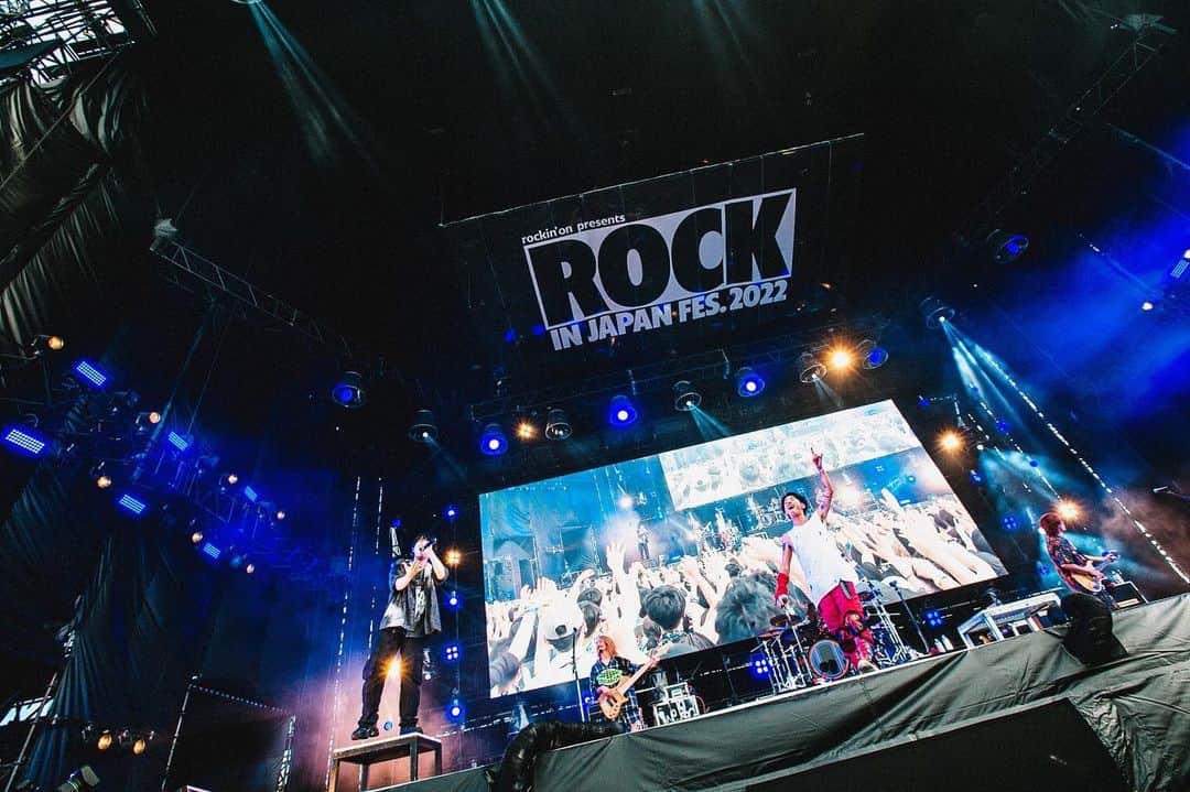 Official髭男dismさんのインスタグラム写真 - (Official髭男dismInstagram)「【ROCK IN JAPAN FES 2022】  ONE OK ROCKのステージに 藤原がサプライズ出演🔥  Wasted Nightsを歌わせて頂きました🎤  #RIJF2022 @oneokrockofficial  @satoshi_higedan  @nekoze_photo」8月12日 21時45分 - officialhigedandism