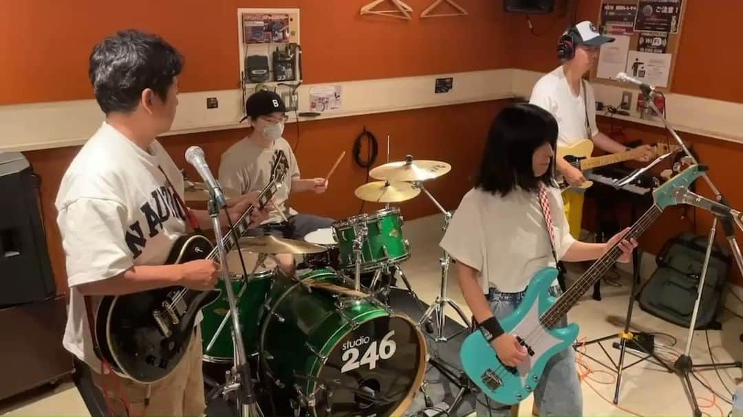 のインスタグラム：「mophing people studio rehearsal (2022.08.11)  11月19日（土）渋谷La.mama open 18:00 / start 18:30 前売り 4000 円 当日 4300 円（+1D） 出演： mophing people noodles Palastleben チケット絶賛発売中です。 https://l-tike.com/order/?gLcode=70503  #mophingpeople #noodles #palastleben #渋谷lamama」
