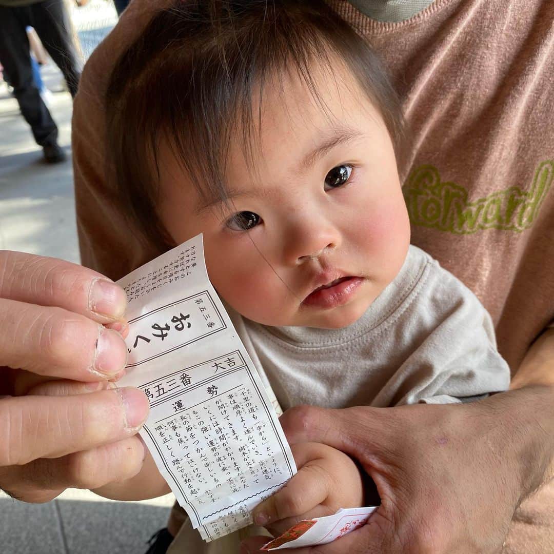 萩原亜咲のインスタグラム：「最近のあれこれ… というかどうしても子どもたち大きくなってるよ報告になりがちなので興味ない人はスルーで👋  ラッキーガール長女の杷杜(わと)は3歳に！週6で児童発達支援に通って色んなトレーニングを頑張っている…みたい😋(笑) 毎日お迎えを楽しみに待ち元気に手を振り出発する後ろ姿、逞しくなったー！！  気づくと次女の柊梛(しゅな)は8ヶ月を過ぎ転がる時期を終えあっという間に立つようになったし💦 や、もう伝い歩きもする🙄 7月からこども園に入園し毎日ニコニコで楽しく通っている😋 お陰で胃腸炎やら鼻垂れやら色々もらってきて私も杷杜も二次災害(笑)  HFAでの屋外イベントは第一回なのに100人近い参加者が集まってくれて、思い出の一日になった☺️ 参加者といつもチカラを貸してくれる皆様に感謝してます❤️  子ども二人になってフットワーク重々でもどかしいことたくさんあるけど、限られた時間でのクライミングと筋トレは楽しい。 お陰で下半身の筋力と握力は過去最高！握力47キロなってた…ゴリラかよ🤣 まだクライミングに活かせてないのが悔しいけどこれから少しずつ！！🔥  そして35歳になった… 過ごす時間って年々加速してしまうんだなぁ。 想像していた35歳とはかけ離れてしょーもない感じだし、まだに子ども2人の母親とか自分でも信じられないんだけど。 でも歳を重ねて日々の小さな出来事や一日一日に幸せだなぁ〜って瞬間がたくさんある。 自分の事にわがままに突っ走っていた時とはまた違った楽しさである。 そう感じるようになったのは子どもたちのおかげでもあり、それを支えてくれるたくさんの存在があるお陰だ。  一度きりの人生なのでこの先も凸凹でいきましょう。 思いっきりの失敗と救われた時のありがとう。 周りを巻き込んで楽しい時間を増やしていこう。  そんな感じで！ 誕生日の日は最高に美しい夕陽のプレゼント。 綺麗な景色にも気付けないくらい目の前の事ばかりに必死だったのかもしれない…(笑) お休みの今日はジジババの墓参りへ。誰も来ないなーって暇してそうだったからちゃんとひ孫たち連れてってやったぞ〜  あとさ、私がチョコ大好きなの知ってチョコレートを誕生日にプレゼントしてくれるみんなサイコーだから！！🤪✌️」