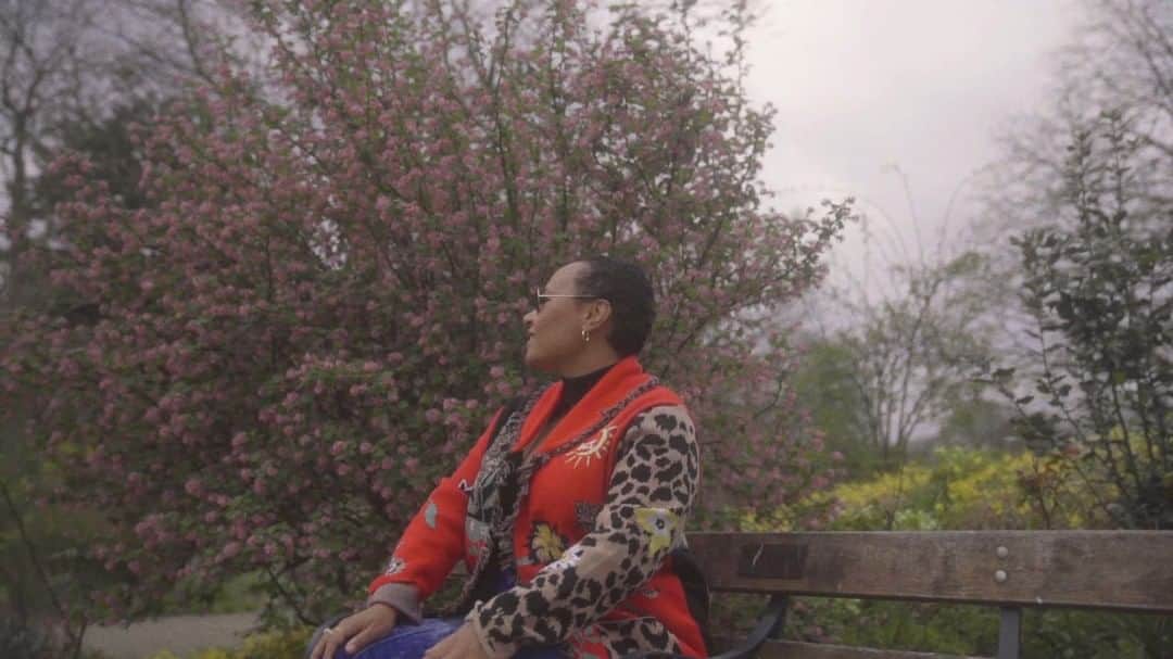 Emeli Sandéのインスタグラム：「Here’s the penultimate Rebirth episode! Hope you’ve enjoyed hearing a little insight into the thoughts and feelings behind the songs. Here’s a little more about “Family” and “Another One” that I worked with @HenriDavies and @hadweFallen on xxx Full video in my highlights」