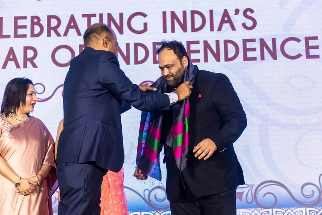 Karan Duaさんのインスタグラム写真 - (Karan DuaInstagram)「On The Occasion Of 75th Independence Day @ministryofculturegoi Awarded Us As One Of 75 Cultural Brand Ambassador Of India At @amritmahotsav.   We Can't Express Our Feelings In Words. But We Will Promise You Guys We Will Keep Exploring India And Will Help Local Vendors.   Government Of India Is Doing A Campaign #harghartiranga So I Will Hoist Tiranga At My Place Tomorrow And You Guys Also Participate. #75For75 #amritmohatsav #DilSeDesi #dilsefoodie」8月12日 23時06分 - dilsefoodie