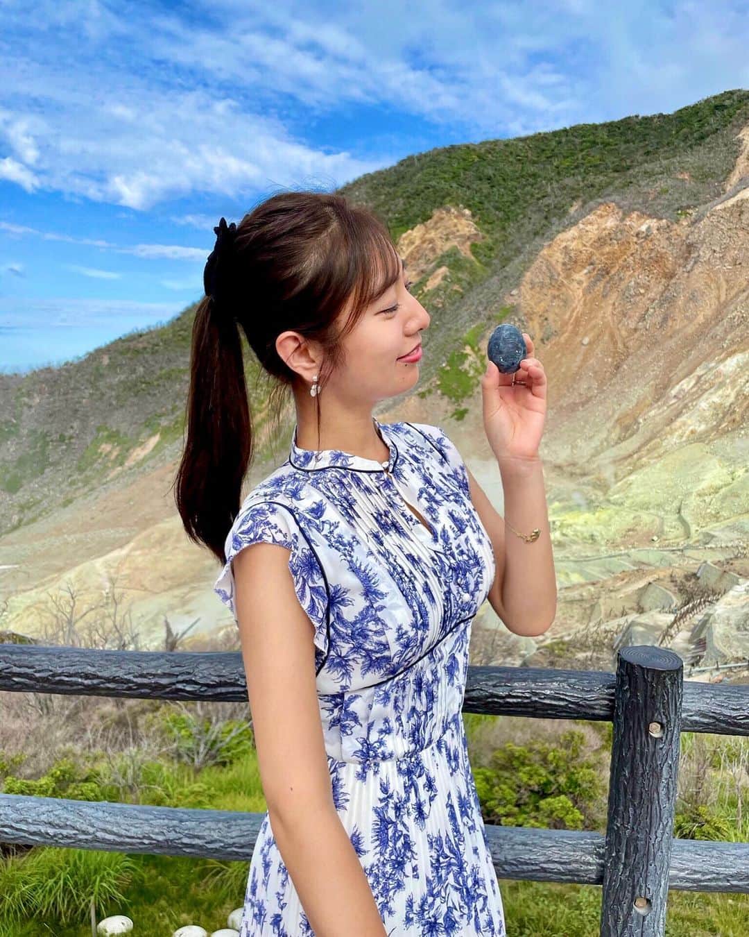 のインスタグラム：「🥚 . 黒たまご3姉妹🐥 寿命たくさん伸ばしといた😚 . #箱根 #大涌谷 #黒たまご」