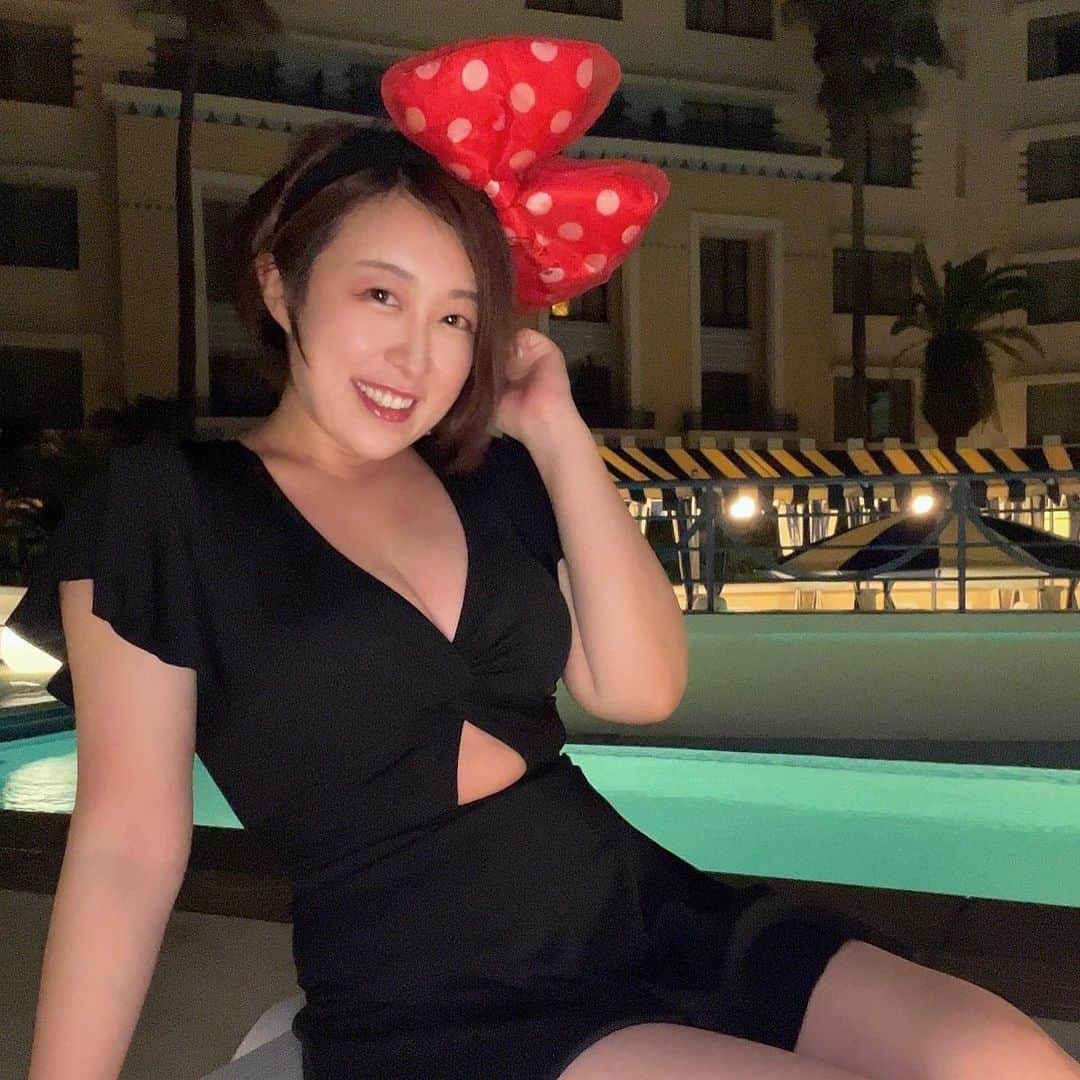 蛯原天のインスタグラム：「アンバのナイトプール良すぎたな…🥹 　　 　　 　　  #アンバサダーホテル #ナイトプール #夏休み #女子旅 #水着 #ディズニー #ディズニーリゾート #ディズニーカチューシャ #ミニーマウス #ミニーマウスコーデ #フリーアナウンサー #tokyodisneyresort #nightpool #japantrip #swimwear #minniemouse」