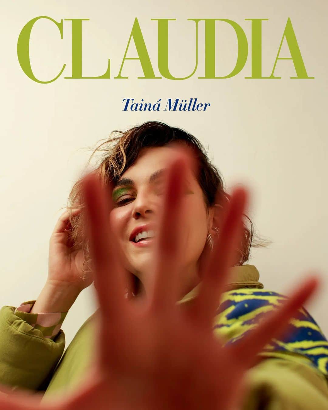 のインスタグラム：「Para tudo, que @tainamuller, nossa capa de agosto, é a protagonista de uma das séries mais assistidas do mundo na Netflix, #BomDiaVeronica! Quando a nossa diretora de arte Kareen Sayuri bateu os olhos na foto em que ela aparece com os dedos estendidos em direção à câmera, brincando com a lente da Julia Rodrigues, sentiu que essa era a nossa imagem de destaque. A cumplicidade da cena, o sorriso e a vontade de olhar de novo apontavam para a ousadia, mas a coragem só veio quando a atriz nos disse: "A criatividade é meu combustível". Nesta edição, celebramos exatamente esta criatividade, a vontade de aproveitar a vida, a liberdade de fazermos o que quisermos com nossos corpos e até mesmo os caminhos para um amanhã mais sustentável. Nos vemos nas bancas e no site!  Créditos:   Matéria: @helenagalante Fotos: @juliarodr.gues Styling: @yumikurita Beleza: @luznopincel Direção de arte: @kareensayuri Tratamento: @marcosokubo Bom dia, Verônica: @netflixbrasil  #capa #capaderevista #revistaclaudia #osentidofeminino」