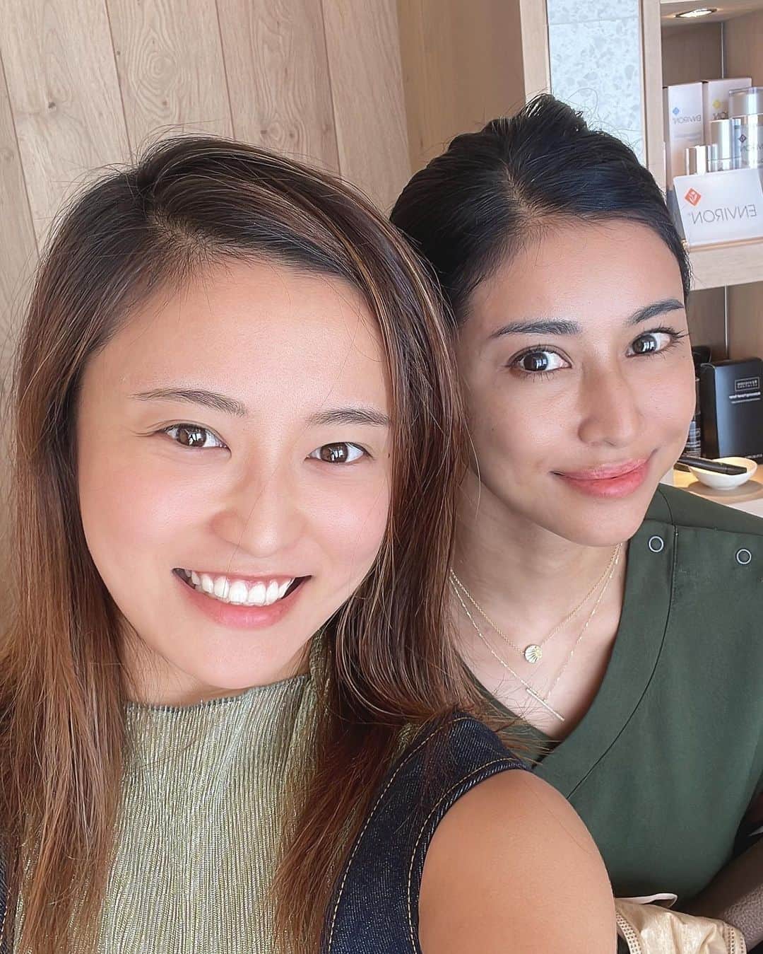 小島瑠璃子のインスタグラム：「✨ 日焼けし過ぎたので肌のケア！ 思いっきり外で遊んで楽しんだあとは しっかりお肌を労ります。 いつものレナ先生🥰 サーマジェンと導入と高濃度ビタミン！ 夏が過ぎたらルメッカでシミ取り👀 #レジュバメディカルクリニック  @drrena.a」