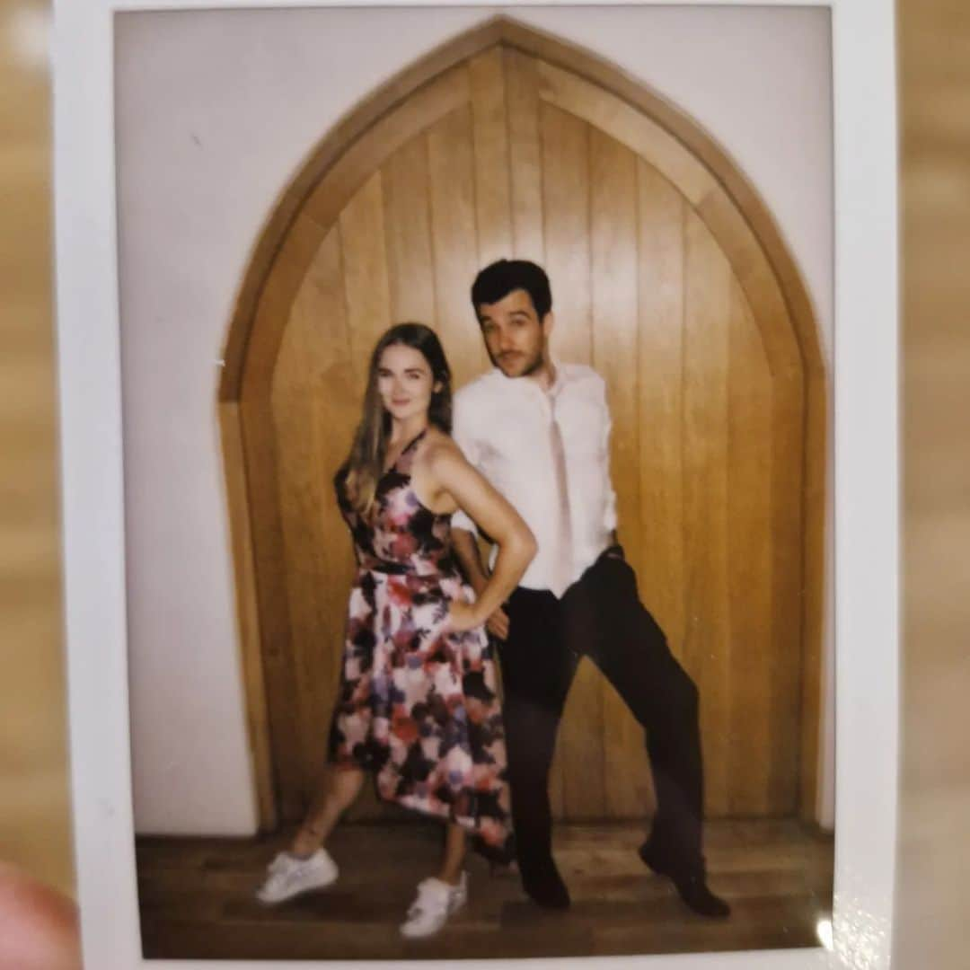 ジェニファー・ピンチズさんのインスタグラム写真 - (ジェニファー・ピンチズInstagram)「Happy birthday bestie ☺️💕🥳 #weddingsmasher #partnerincrime #polaroid  @jamesmcilveen」8月13日 2時04分 - jennifer.pinches