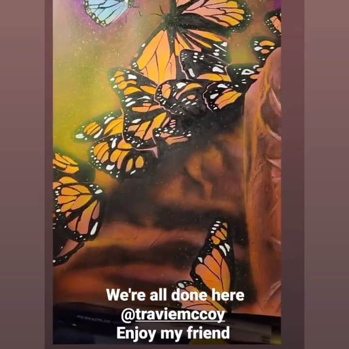 トラビ・マッコイのインスタグラム：「This is insane….FULL MONARCH!!!!!!! 🦋🦋🦋」