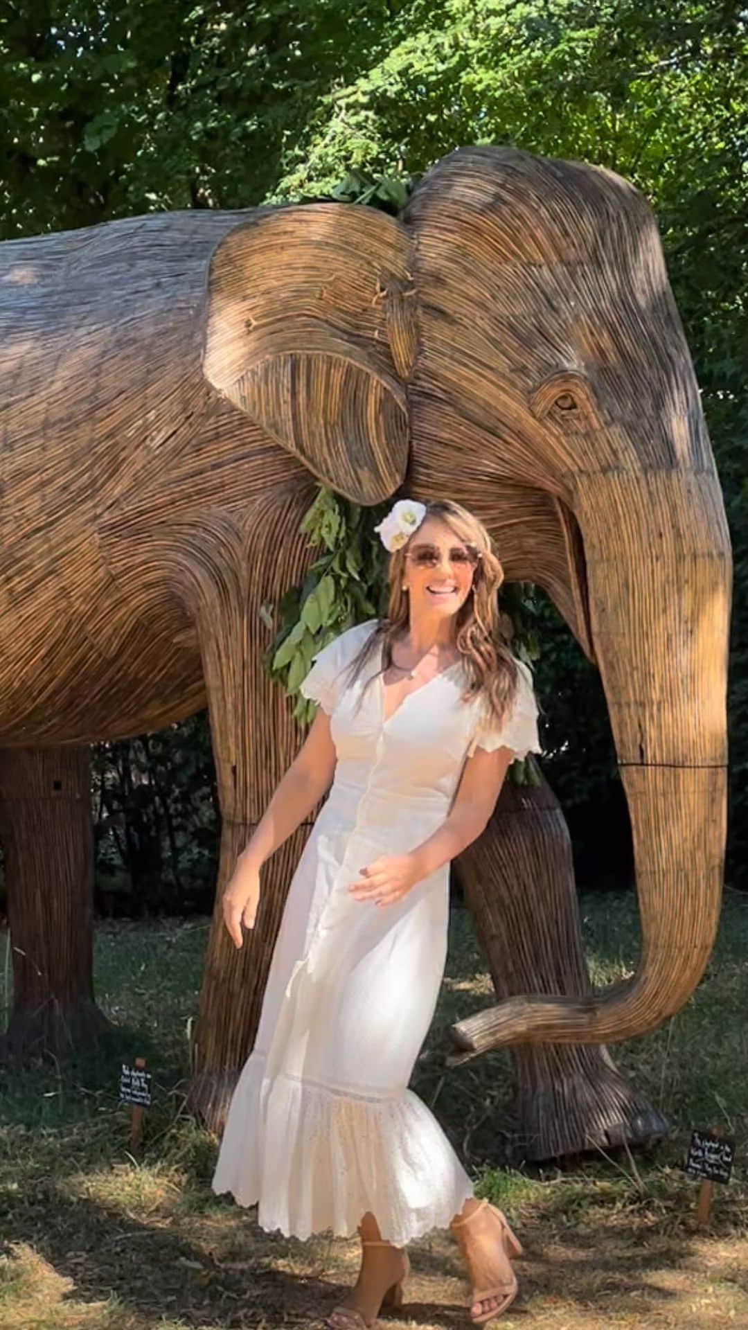 エリザベス・ハーレイのインスタグラム：「Celebrating the world’s largest living land mammals at @sudeleycastle  These beauties are part of @coexistence.story and are modelled on elephants from my beloved India  #elephantfamily #worldelephantday #coexistence #sudeleycastle」