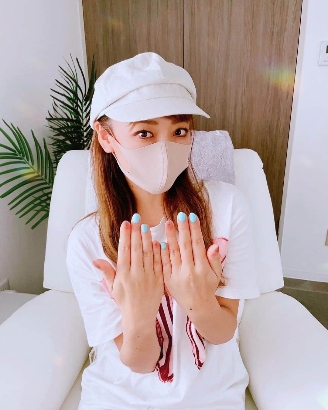 MAYUMIのインスタグラム：「@ruscello_bayside 💅♡👏  最近はウクレレを弾いてる事もあり、爪は短め💅  綺麗な色に癒されてます♫  #nails #nail #ジェルネイル　#blue #やしのき #ねいる #ねいるデザイン」