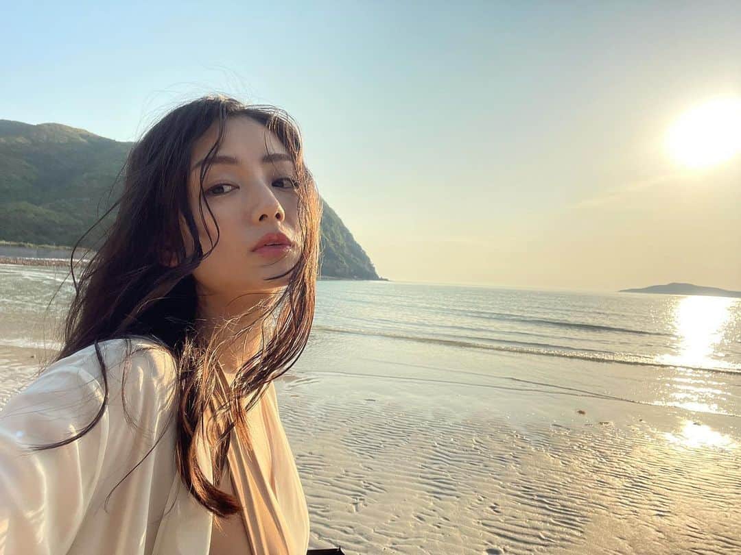 片山萌美のインスタグラム：「🐚  “もう一度わたしをみて” 〜Re:start〜  #オフショット　 #moemikatayama  #五島列島　  海が美しいんだ...💎」