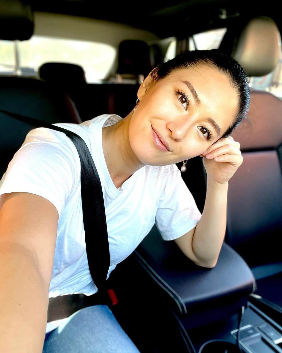 矢吹春奈のインスタグラム：「I started to pranayama→ asana →meditations every day since I had an amazing lesson with @vedaprakasha  I love the aspect of benefit from the work. Namaste 🙏」