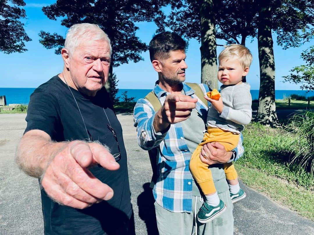 ウィル・マコーマックのインスタグラム：「Rest easy, Dad. Bill Mccormack was a giant. Everything about him was larger than life. His hands, his laugh, his heart. It seems all that I am has been shaped, in one way or another, by him. A few days before he died he said “Life is a give and take. You think it’s a take, but you realize, it’s a mainly a give”. What a life - a U.S marine, a Hoya, a devoted hospice care worker, a loving father. He died from Cancer with his three kids beside him, with their deep respect, love and sorrow. I will do my best to honor him. To make my kids feel safe when they are scared. To love them no matter what. To give, more than I take. We are gonna miss you so much Papa Bill. Until we meet again.」