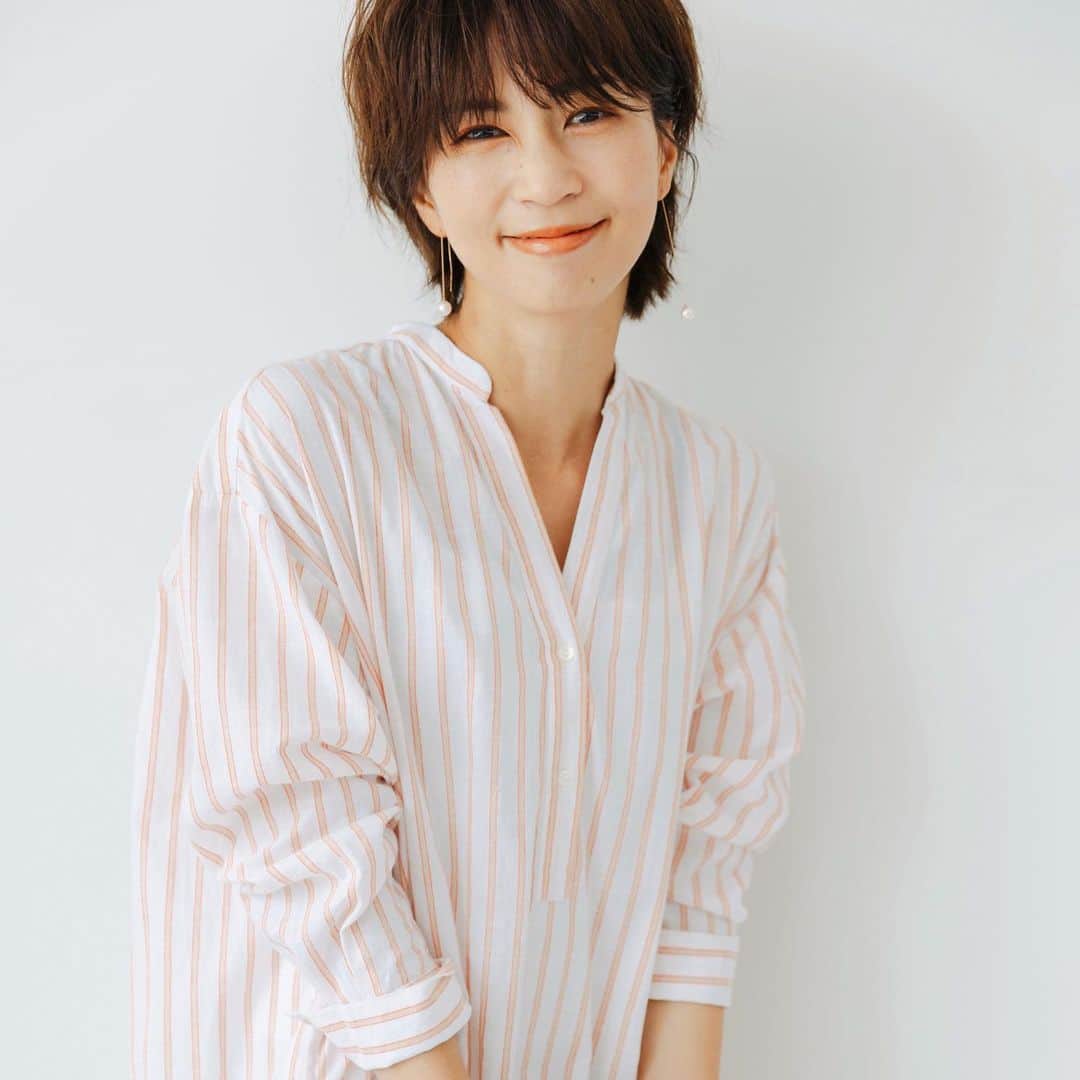 のインスタグラム：「少し前の撮影にて。。。  同郷で盛り上がったカメラマンさんのステキな写真を頂きました🌈  @takumi_taniguchi_ さん ありがとうございます✨  アイコンにもしてみたけど、まだどれにしようか迷っている✨  髪の毛も伸びて来たから、短いのも記念で嬉しかった🤍  #shooting #thanks #onepeace  @pasand_by_nequittezpas  @motokokawano424」