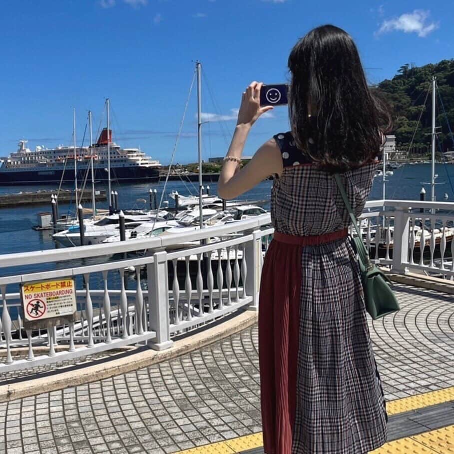 CHIHARUのインスタグラム：「#☺︎  お久しぶりの投稿です。 おはよ、こんにちは、こんばんは。お元気ですか？  夏やすみは、帰省してます。 東京とは少し違うリズムを感じて。自然に触れて。美味しいものを食べて。虫に噛まれて。花火をして。田んぼで歌って。虫に噛まれて。まったり〜と過ごしてます。  台風メアリーちゃん接近中で、反抗期気味なお天気やけど。どうか安全に。お気をつけください…！  #写真は地元の佐賀県と見せかけて熱海です #スケートボードは禁止です乗れません」