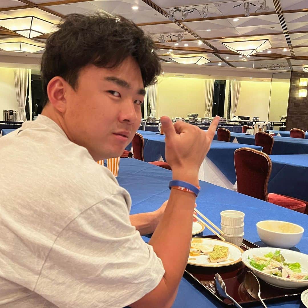 のインスタグラム：「慎之介先輩！ 流石のナイスピッチです！！ いつも勉強させてもらってます。 そのポーズ、 カッコいいわ〜。」