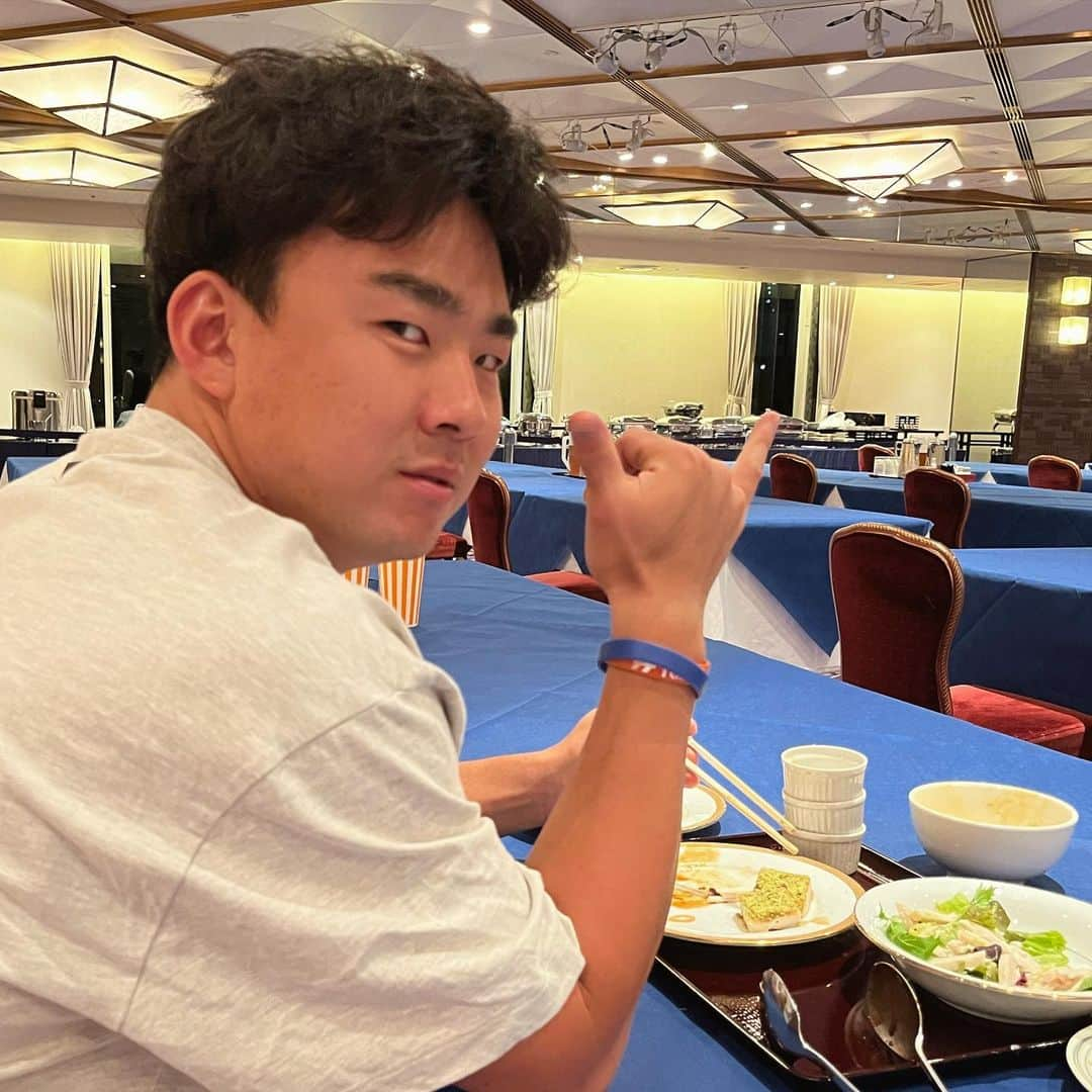 根尾昂のインスタグラム：「慎之介先輩！ 流石のナイスピッチです！！ いつも勉強させてもらってます。 そのポーズ、 カッコいいわ〜。」