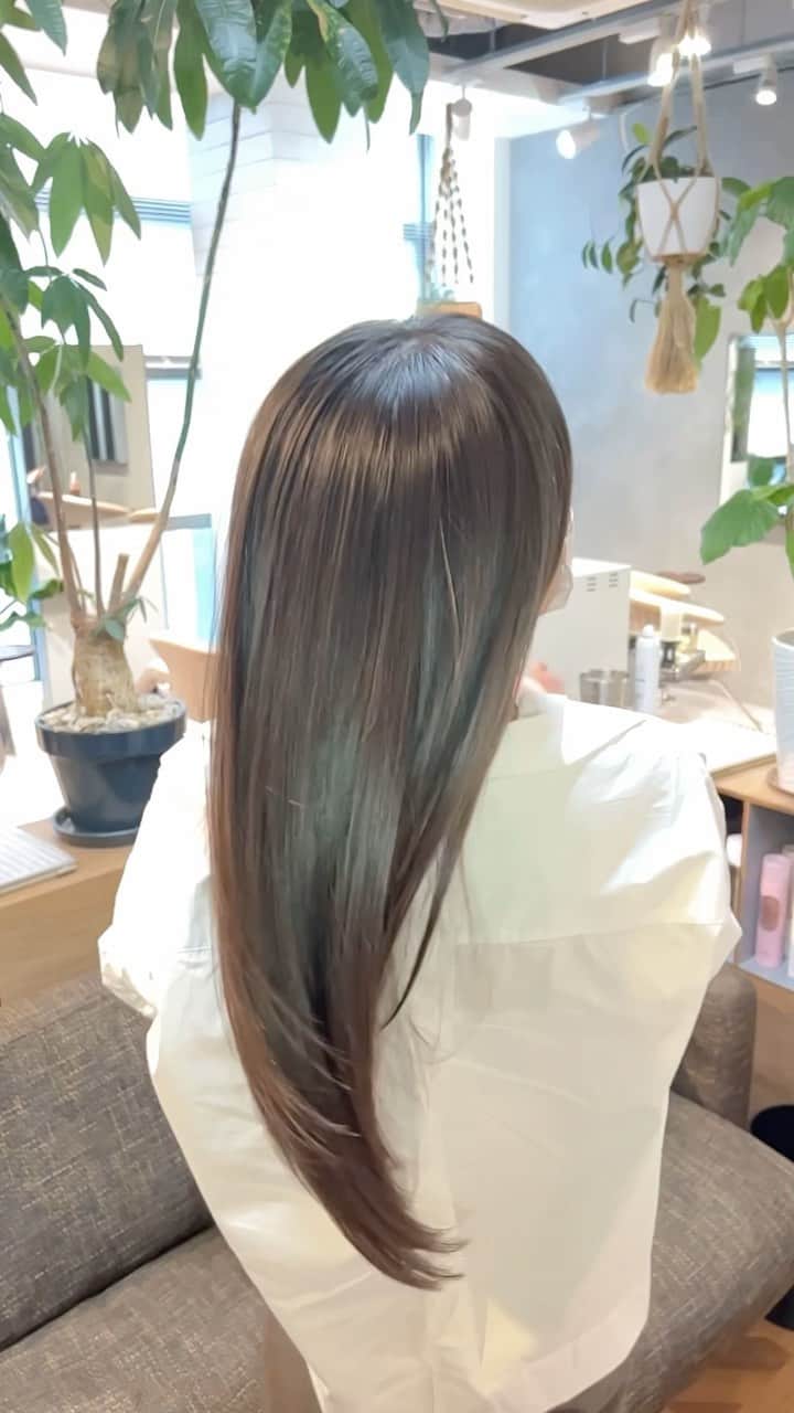 瀬戸晴加のインスタグラム：「定期的に通っている銀座KIKKAKEのTOKIOトリートメント🫣🤍今はもう4年近くカラーしていないのでヘアメンテは基本トリートメントなんですが、このサロンのトリートメントマイスター、堀くんが施術してくれる仕上がりが本当に最強で、月に最低１回はケアにきています🙌🏻🤍ゴルフの紫外線浴びまくっているのに髪の毛を褒められることがすごく多くて、潤い保ってくれるのとってもありがたい😭✨  @kikkake___yu 川嶋さんとの毎月の雑談もゆるくて楽しいし、堀くんのトリートメントの仕上がりは絶品！オススメなので気になる方は是非行ってみて下さい🙌🏻（トリートメントは絶対堀くん指名で）  着ているトップスは @cloenc_official のオーバーサイズシャツです❤️後ろからのシルエットもすごく好き！  #hairstyle #haircut #haircolour #haircare #hairtutorial #ヘアカラー #ヘアケア #トリートメント #美容室 #美髪 #美髪ストレート #美髪 ##hairtutorial」