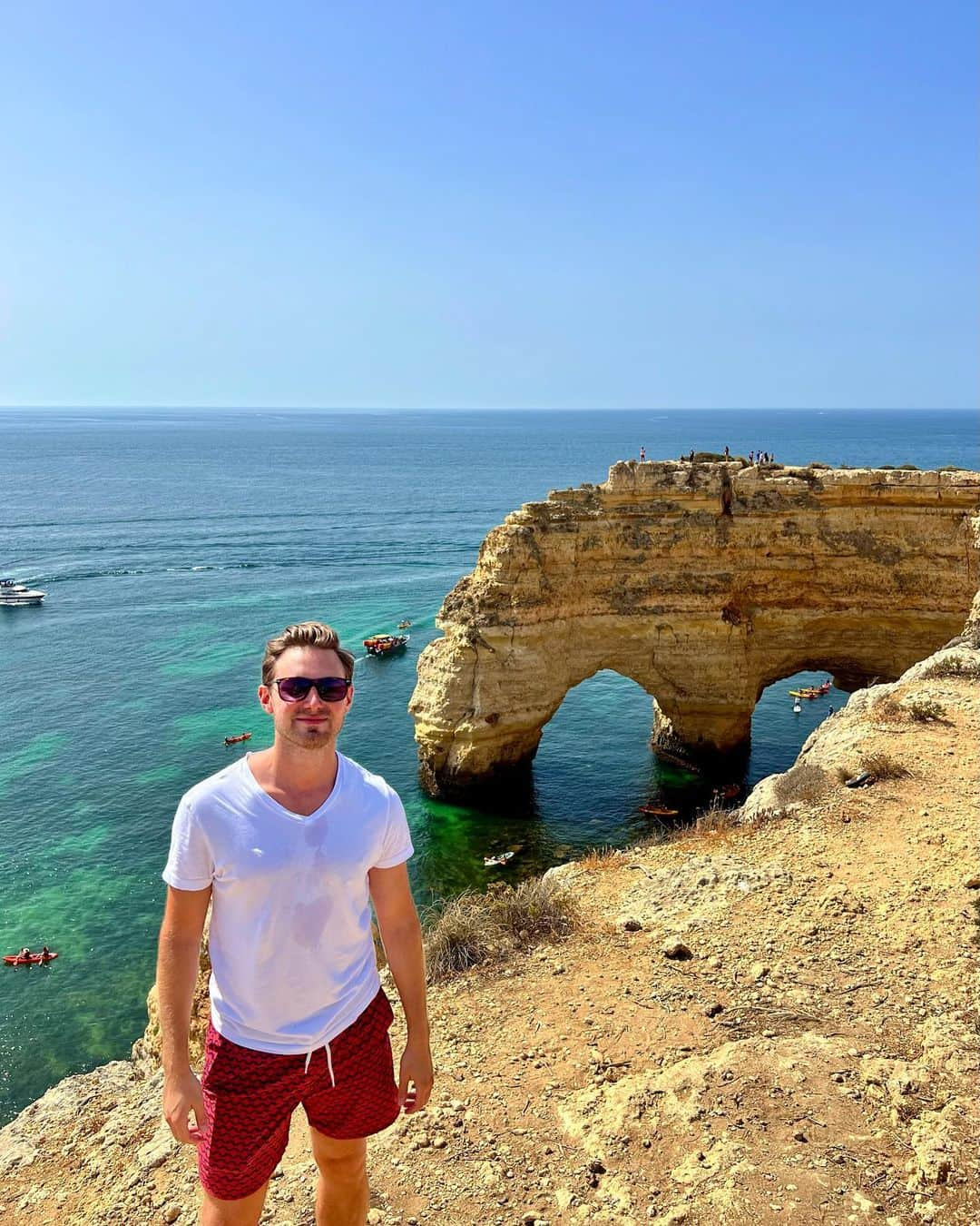 ダグラス・ラザノのインスタグラム：「Adventures in the Algarve 🇵🇹  #algarve #benagil」