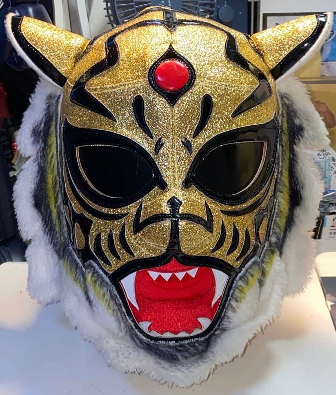 タイガーマスクさんのインスタグラム写真 - (タイガーマスクInstagram)「新たにコロナ対策用に制作してもらった牙付きマスク。 メキシコでは、サイン会もあるようなのでしばらくこのマスクがマスト！ ちなみに、試合では使いません。 #タイガーマスク #tigermask #njpw #牙付き #コロナ対策」8月13日 22時23分 - tigermask.njpw_official