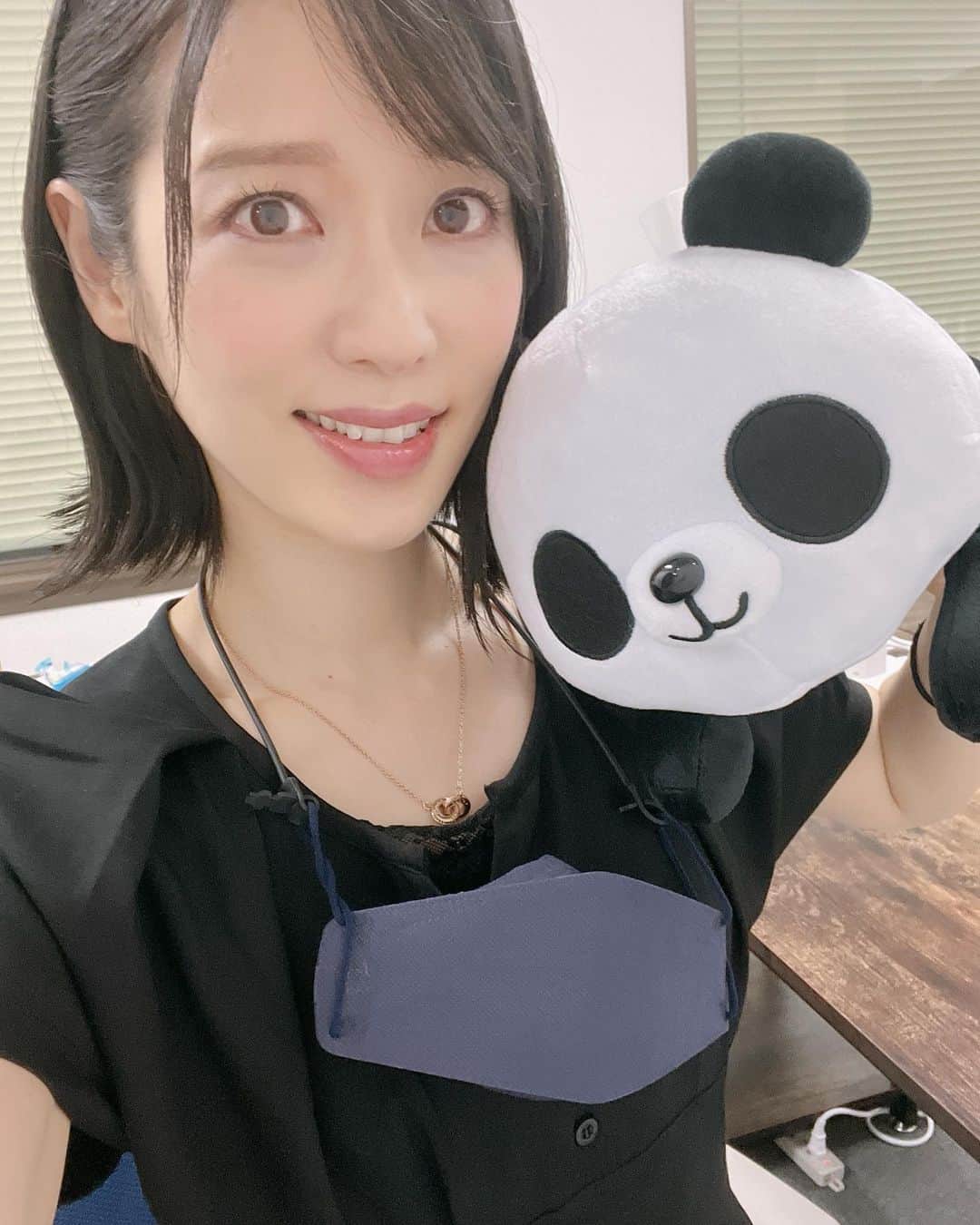 原由実のインスタグラム：「⁡ ⁡ ⁡ ニーアリィンカーネションの生放送をご覧いただいた皆さま、ありがとうございました✨ ⁡ ⁡ 今回は1.5周年記念ということで、朗読劇もありましたね🎵☺️ ⁡ ⁡ 66ちゃんとプリエとの新鮮な絡みが楽しかったです😆 ⁡ 1.5周年記念で、色々な情報も出ましたので、ご興味がある方はぜひプレイしてくださいね😘 ⁡ ⁡ パンダが沢山いるスタジオだったので、パンダと共に📷 ⁡ #ニーアリィンカーネション」