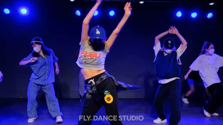 HARUKA MUTOのインスタグラム：「WS in KYOTO🏮✨ @flydancestudio.jp   Rover- @s1mbamusic feat. DTG  Choreography by @haruka_muto   1年半ぶりのworkshop. 最高に楽しかった!!! ほんっとうに。 皆の熱量が伝わって何だか泣きそうになった。  私のインストラクターとしての始まりの場所がここFLYで、とても大切にしている場所。  小さい頃若い頃から見てる子も沢山いて、皆の成長が見れて幸せだったなぁ、、 crewの皆とも久々会えて嬉しかった🫶🏽  私は昔から人と比べられる事多くって悔しい思い割としてきた方だったの。 周りにとやかく言われたり、もっといけよ〜言われたり、ね。 それが負けず嫌い魂に火をつけたってのもあるけれど。  皆んなには人と比べず、自分に自信を持って！っと伝えたい🌟  "みんな違ってみんな良い!!"  全員最高の踊りでした🌹 来てくれた皆本当にありがとう❤️❤️  また一緒にぶち上がりましょう❤️‍🔥  @kenjisnaker さん @azki_ogura_kodai  ありがとうございました🤍🤍🤍  #harukamuto #choreographer #610choreo #flydancestudio #kyoto #京都flydancestudio」