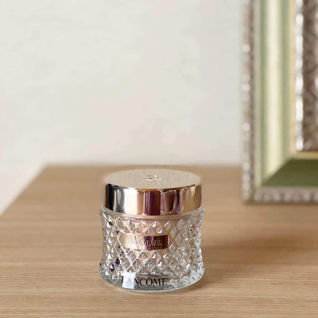 石川理咲子のインスタグラム：「@lancomeofficial から新しく発売される 「アプソリュタン　サブリムエッセンスクリーム」 お肌の生まれ変わりを促すアプソリュローズエッセンス50%配合でスキンケア効果も期待できる とっても贅沢なファンデーション🌹 カバー力もありながら、ピタッと密着✨ 自然な艶感で軽いつけ心地です。 カラーはアジア人のお肌に合わせた２色展開。 9月2日に発売です！ #ランコム#アプソリュ#クリームファンデーション#pr」