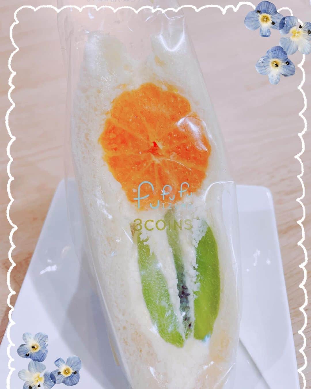 諏訪彩花のインスタグラム：「あまりにかわいいサンドイッチ見つけちゃった☺️#フルーツサンド🍊🌼」