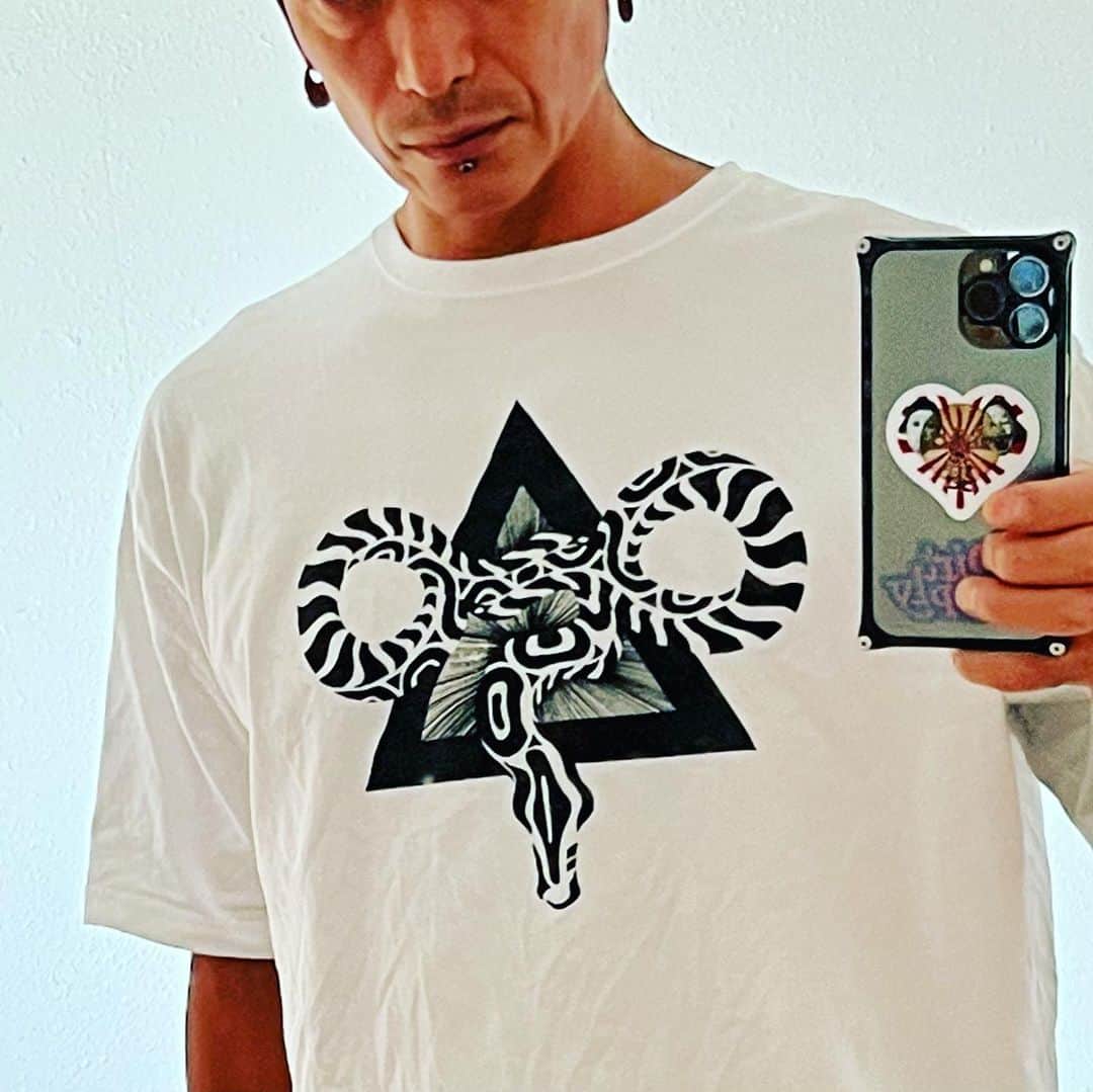伊勢谷友介のインスタグラム：「眠い目を擦って、くちゃくちゃのTシャツを着たら、お気に入りのデザイン。シワシワ〜w 早朝は、サーフスポットを確認しに行きました。 まるっきり変わってしまったであろう海岸線に至る橋を渡ると、橋の下でシジミを取る方がいた。宿の主に聞いたサーフスポットは車からエントリーまでがなかなか難しく、なお遠い。堤防を歩いていると空には戦闘機が飛んでいた。 現場の牡鹿半島は萩浜という場所で、風が通り、東京とは比べものもないほど涼しく感じる。 現場制作はスタッフさんのお力で順調です。 ホワイトディアも光を受けて輝いてました。」
