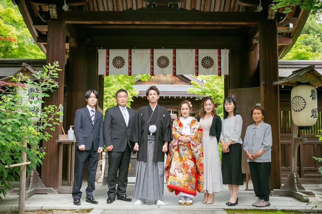 京都神社婚のインスタグラム：「"集合写真"  挙式後、ご家族皆様で集合写真を撮影しております📽𓂃𓈒𓏸︎︎︎︎」