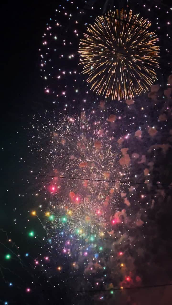 今村沙緒里のインスタグラム：「3年ぶりの 三国花火大会！  とってもきれいで感激しました！！ 来年は、海でみんなで見たいなー＊  Beautiful fireworks over the sea✨  #fireworks #三国サンセットビーチ #花火大会 #キラキラ」