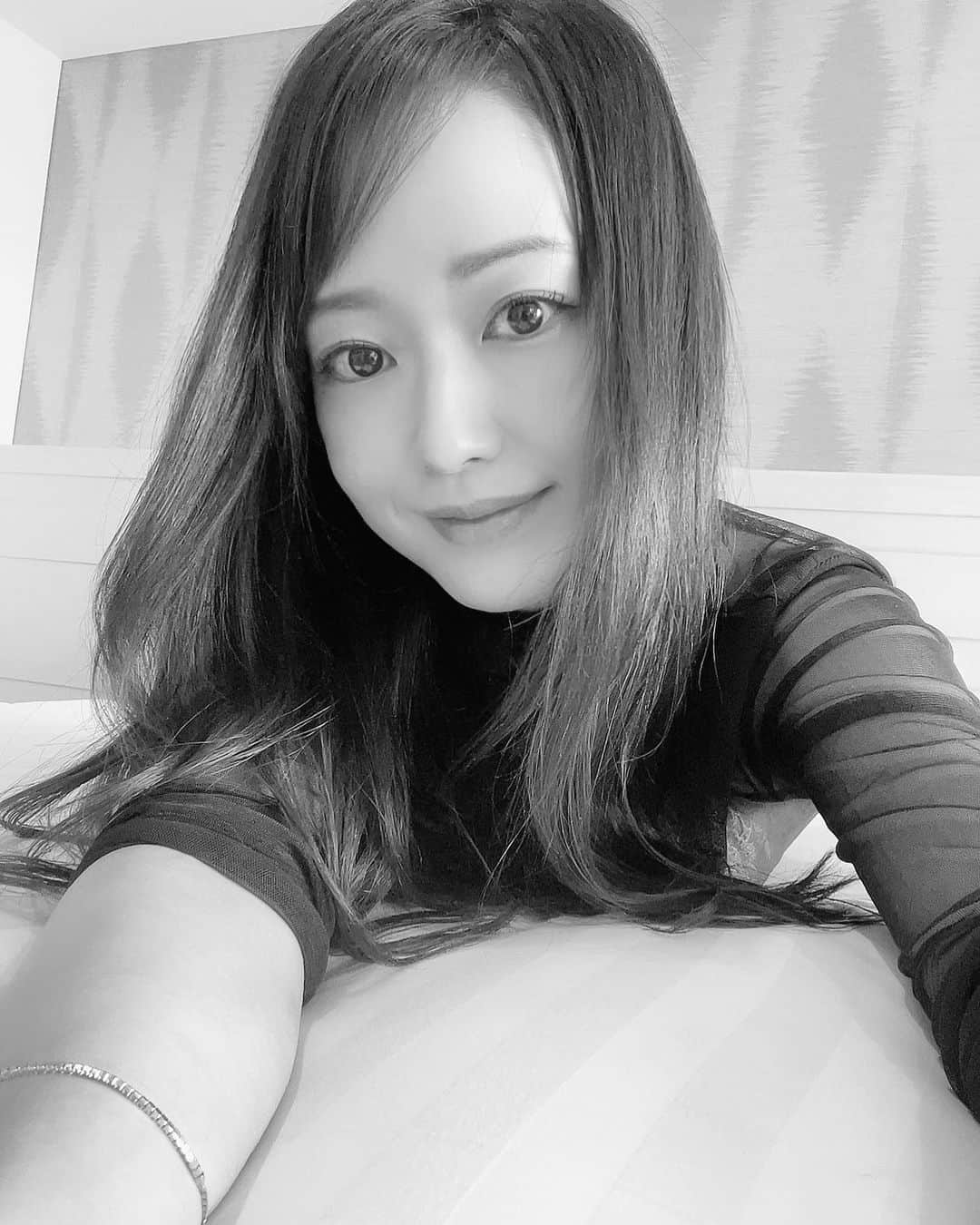 のインスタグラム：「モノクローム🤍🖤   🌀台風気圧で頭痛＆眠い😴  台風じゃなくても眠い🥱🥱🥱  #吉山りさ #モデル  #blackandwhite  #フリーランスモデル #フリーモデル   #美容 #美肌 model #Japanese  #温泉 #温泉ソムリエ #お酒 #お風呂 #温泉モデル #温泉女子 #hotsprings #aguastermales #모델 #pr  #出張撮影  #camera #selfie  #canon  #panasonic  #白黒  プロの実績ある #カメラマンさんと繋がりたい 📸 #動画   フリーで活動中🎬📸  全国🗾の #HOTEL #旅館  #レストラン 美容や店舗 様のPR案件など  経歴25年、プロとしてやっております。吉山りさ」