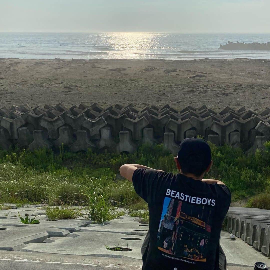伊勢谷友介のインスタグラム：「お気に入りTシャツ。  @stance_japan のビースティボーイズのTシャツで海へ。 今年はどーしてもこれを着たかったんです〜❣️ そして @beacheddays_official の麦わら帽子も！ これ涼しくて快適だし、BDの帽子の前のエンブレムも好き❣️ そして、ワックス剥がしたついでに昔のトリトンのロゴを削り取ってしまったので、カーエンブレム的な場所にニューロゴをつけましたヨン❣️  #stance  #stancesocks  #stancetshirts  #beacheddays  #beacheddays_official  #surftriton」