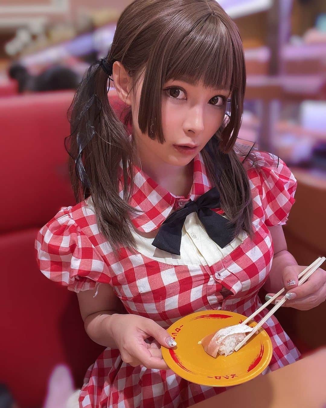 春野ゆこのインスタグラム：「コミケありがとうございました！！ アフターでお寿司来たよぉ〜🍣 #コミケ #コミケ100 #C100 #コスプレ #コスプレイヤー #モデル #グラビアアイドル #グラドル自画撮り部 #グラドル #ツインテール #ウィッグ #メイク #ワンピース #スシロー #グルメ #寿司 #美味しい #japanesegirl #sushi #japan #food #photo #cute」