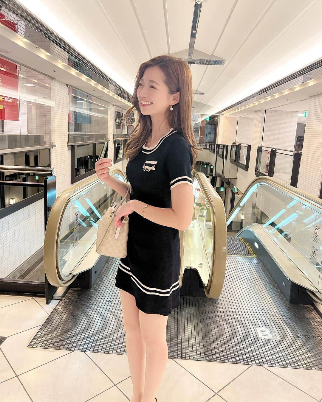 八千恵(やっちん)のインスタグラム：「このワンピース使いやすい❤︎ . 黒ワンピは場所選ばずに さらっと着れるからいいよね☺️ . . @mignon.ange_ の洋服ぜんぶ プチプラなのにかわいい💭 . . #黒ワンピース #黒ワンピ #ワンピースコーデ  #ブラックコーデ #韓国ファッション  #アパレル通販 #todaysoutfit」