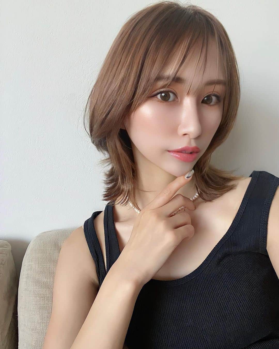 一ノ瀬恋のインスタグラム：「Soft Blurring Eye Palette コスメ💄✨  @wakemake_jp  @oliveyoung_japan  @moreme_official   ☑️ 04 コーラルブラーリング ☑️ 06 アプリコットブラーリング  パレットはかなり使えるアイテムで 最近はこのパレットがお気に入り💕  ナチュラルだからどんなシーンでも使いやすい😍👏❤️ 密着力もよくて粉飛びも少ないイメージ🫶  #WAKEMAKE #OLIVEYOUNGPB#wakemake #oliveyoung   #ウェイクメイク #オリーブヤング #コスメ #アイシャドウ  #アイメイク #オリヤン  #アイシャドウ #アイメイク #韓国コスメ #韓国メイク」