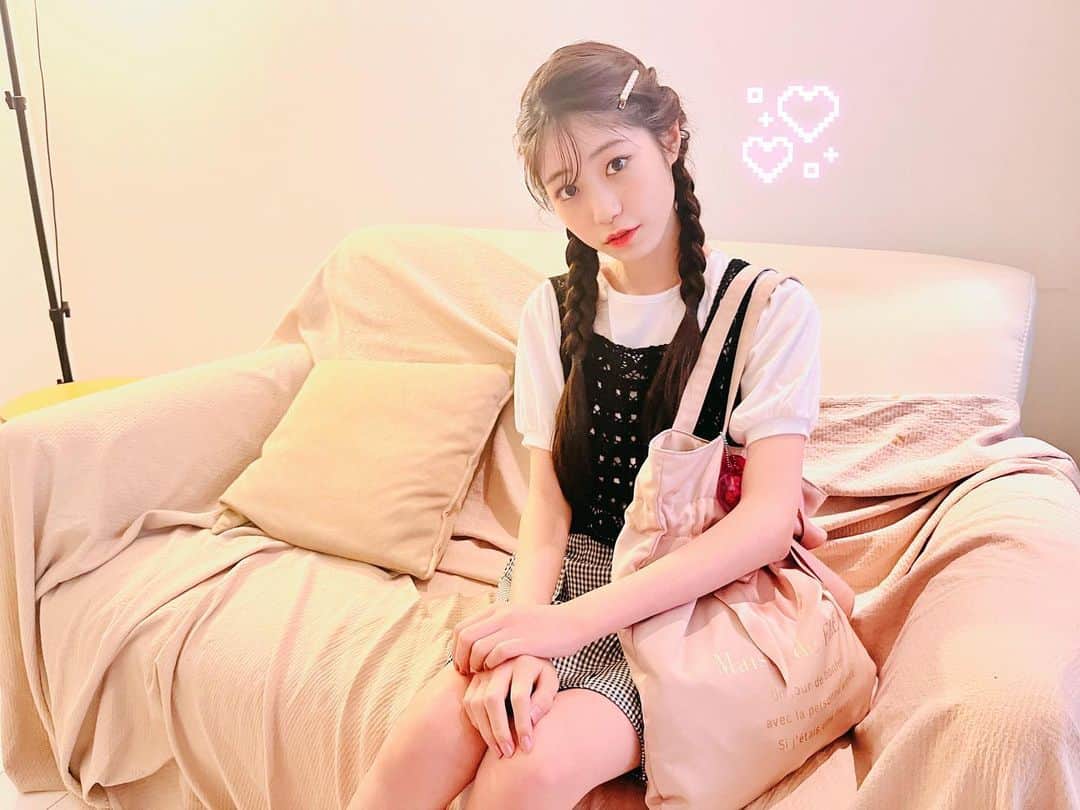 ニコ☆プチのインスタグラム：「👜💖⁉️  今日も今日とてバッグの中身紹介🙌🏻🎀  ガーリー担当ミアイのバッグも"ピンク"だったよ〜💞 2枚目で中身をちょっとだけちら見せ🙆🏻‍♀️  ストーリーズから記事へGO‼︎✈︎💖  #濱﨑心愛 #メゾンドフルール #maisondefleur #バッグの中身 #fjc #中学1年生 #09 #中学生 #ガーリーコーデ #レピピアルマリオ #ニコプチ #撮影終わりにぬきうち」