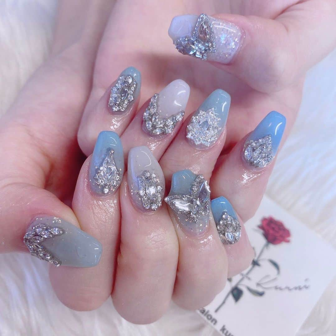 さぁやのインスタグラム：「新しいネイル💅🏻  寒色系でおまかせ♡  いつもありがとうございます✨ @nailsalon.kurni_yuumi   #ネイル #ネイルデザイン #ジェルネイル #ジェルネイルデザイン  #寒色ネイル #さぁやネイル」