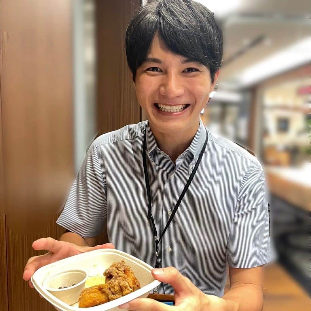 テレビ朝日「グッド！モーニング」さんのインスタグラム写真 - (テレビ朝日「グッド！モーニング」Instagram)「【オフショット公開④】 グッド！モーニングメンバーのオフショットを特別公開📸 サマステを満喫する佐々木一真アナウンサー😉  佐々木一真アナ 『現在開催中のサマーステーション グルメスタンドで販売中！  グッド！モーニングとのコラボメニュー 「グッドなパンチ！黒胡椒とからあげの最強タッグ」を食べました！😆  確かに、付属の粒胡椒がいいアクセント！ 目の覚めるパンチで美味しかったです✨  皆さんもぜひ！』  #佐々木一真　アナウンサー　 #テレビ朝日#テレ朝#グッドモーニング#アナウンサー#オフショット#サマステ#サマーステーション#コラボ」8月13日 18時47分 - good_morning_ex