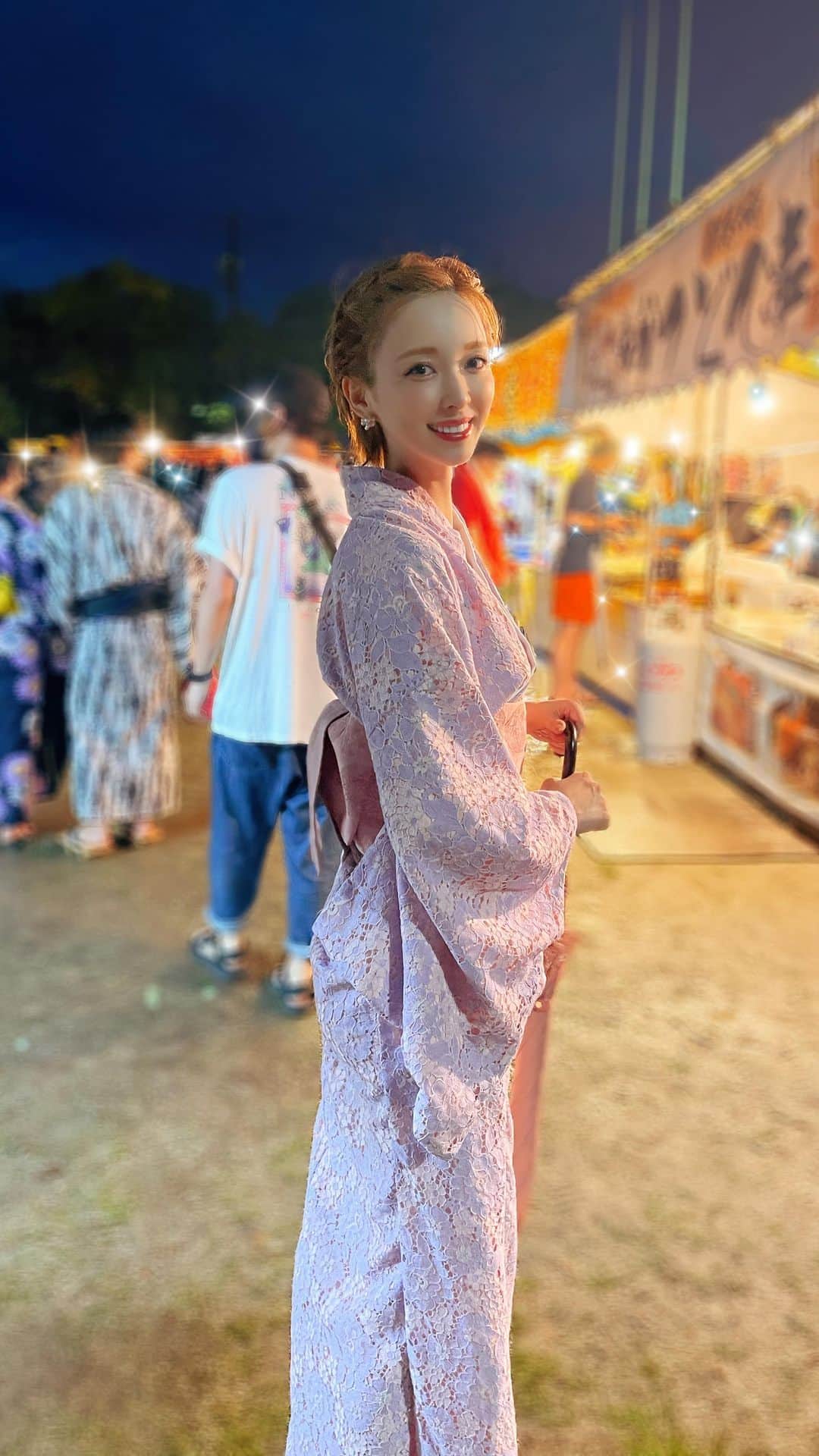 瀬戸早妃のインスタグラム：「夏…感じてきました🎐.*  咲嬉プロデュースのレース着物で 念願の、花火大会💕  綺麗な花火のおすそ分けです🥰  #花火大会 #花火 #fireworks  #レース着物 #着物 #kimono #夏 #日本」