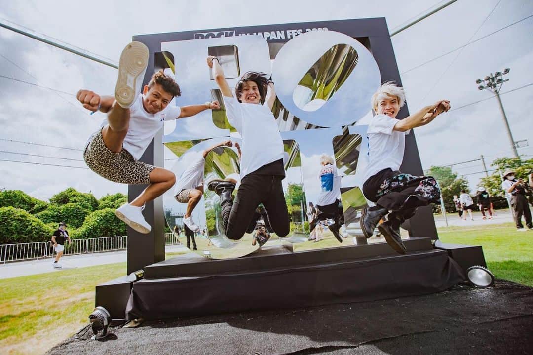 のインスタグラム：「. 今年はイレギュラーにもROCK IN JAPAN FESTIVAL 2022 にて恒例のジャンプ写真を撮影できたこと、ここにご報告致します。  photographer @kawado_photo」