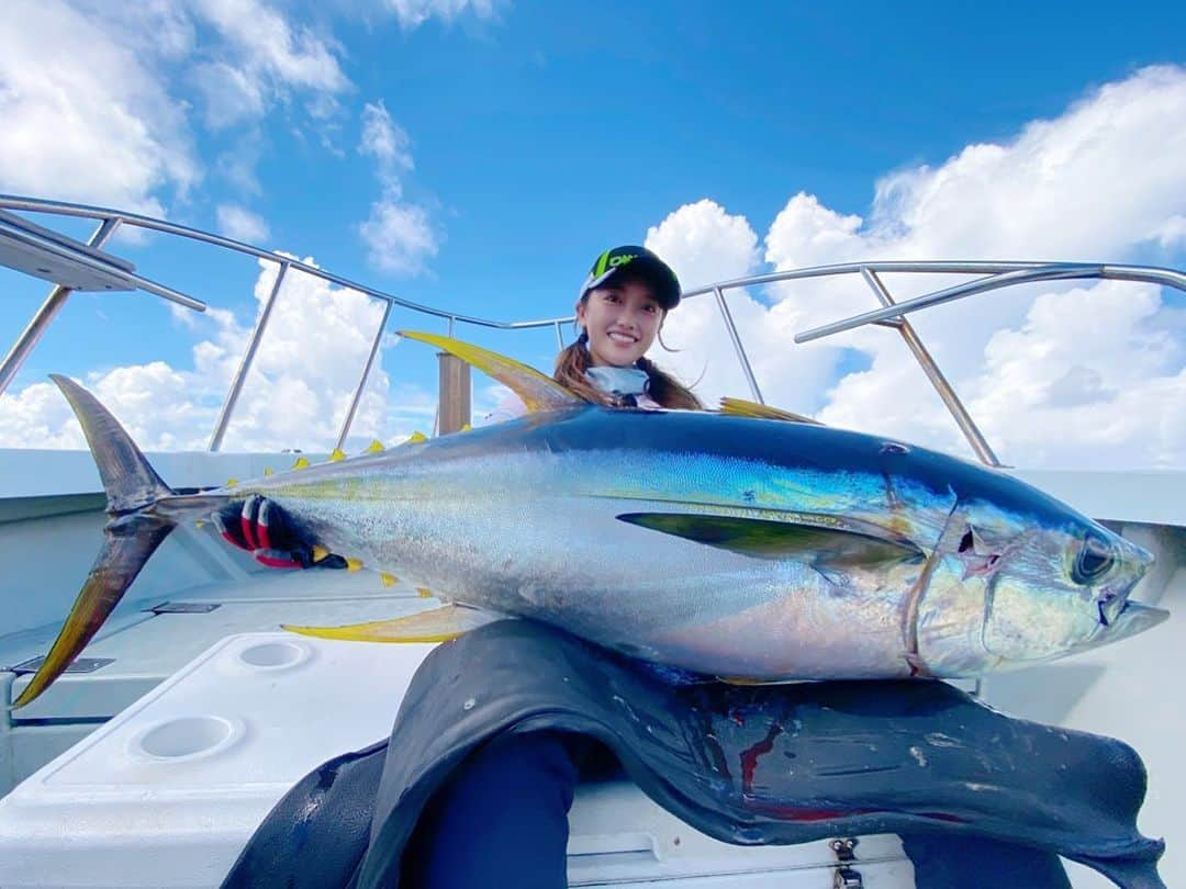 片原恵麻さんのインスタグラム写真 - (片原恵麻Instagram)「色鮮やかでカッコイイ〜🐟  ビッグフィッシングのオフショ載せていこ😚  #宮古島#マグロ釣り#泳がせ#キハダマグロ#釣りガール#釣り女子#釣り #釣りスタグラム#釣り初心者#釣りファッション#釣りバカ#釣り好き#釣り好きな人と繋がりたい#釣り人#釣りフォト#釣り部#海釣り#魚釣り#釣り大好き倶楽部#釣り好き女子#ツリジョ#釣果#釣果グラム#fishing#钓鱼#낚시#鱼#강태공#낙씨광」8月13日 19時31分 - emma_katahara