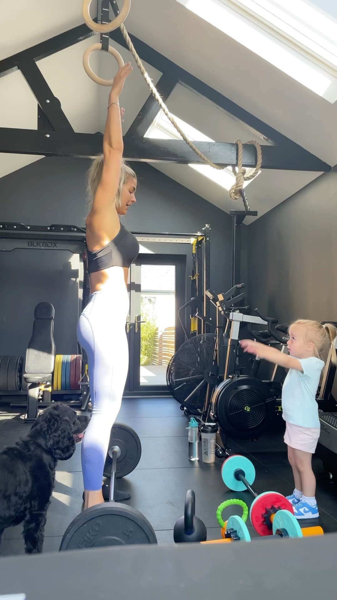 ジェマ・アトキンソンのインスタグラム：「Every Saturday we spend time in the gym. She asks questions, she watches, she learns, she grows. I hope you always want to train with me Mia. ❤️ 💪🏼」