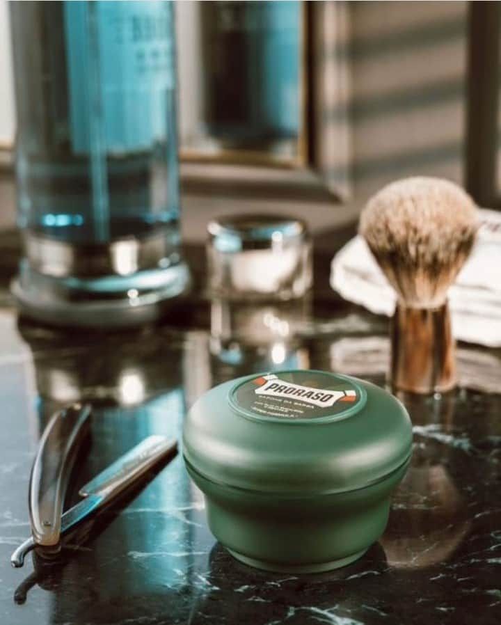 Proraso Japanのインスタグラム：「PRORASO(ポロラーソ)のシェービングソープ リフレッシュは乾燥を防ぎながら肌を穏やかに整えます。​​​​​​​​​​​​​​​​ ​​​​​​​​​​​​​​​​ メンソールとユーカリのクラシカルな香りとともに、爽快感をお届けします。​​​​​​​​​​​​​​​​ ​​​​​​​​ #proraso #prorasousa #prorasofirenze #シェービングクリーム #シェービング #ProShave #Italian #ItalianShave #イタリア製 #バーバースタイル #バーバーショップ #髭脱毛 #メンズスタイル #シェービングフォーム #Barber​​​​​​​​​​​​​​​​ #メンズヘアスタイル #ヒゲ男子 #ヒゲ #BarberShop #ヒゲ脱毛 #メンズヘア #シェービングエステ #おしゃれさんと繋がりたい」